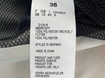 Weißes Etikett mit schwarzem Aufdruck